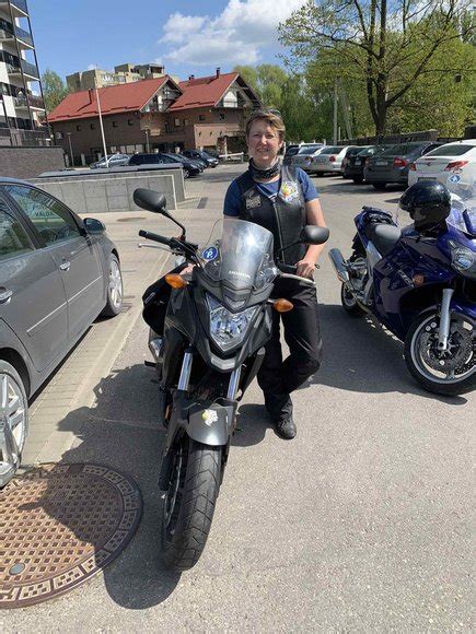 Instruktorius moko vairuoti mopedą