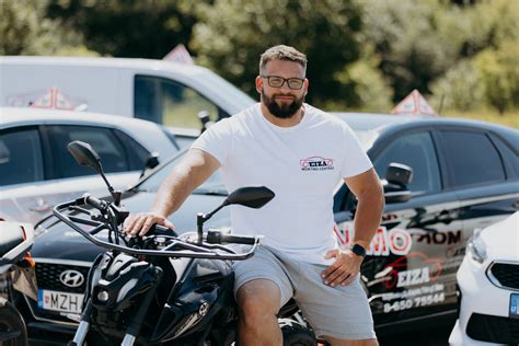 Vairavimo instruktorius su mokiniu motociklu aikštelėje