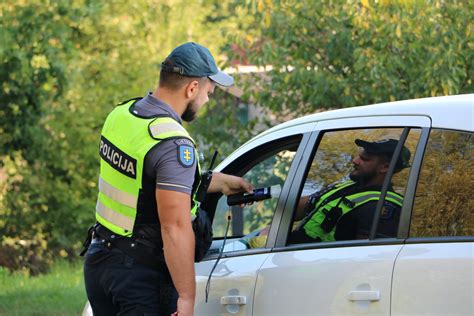 Tematinė nuotrauka: pradedantysis vairuotojas prie vairo su instruktoriumi