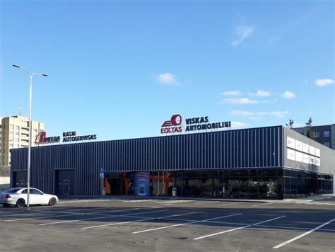 EOLTAS įmonės logotipas ir šiuolaikinio prekybos centro fasadas