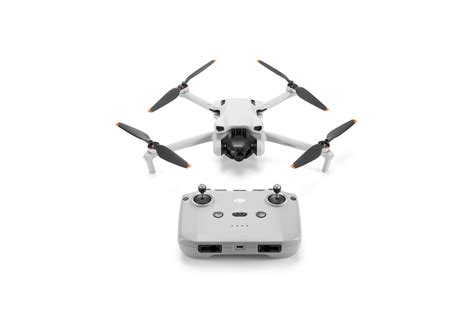Tematinė nuotrauka: dronas su elektroniniais jutikliais skrenda virš lauko