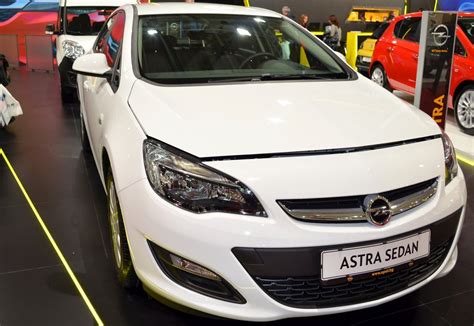 Opel Astra H ir J modelių palyginimas