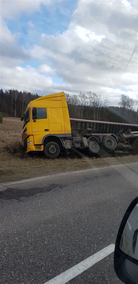 Teminis foto: vilkikas su konteineriu kelyje