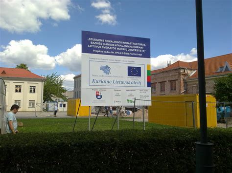 Informacinis stendas prie kelio su užrašu apie kelių mokesčio kontrolę