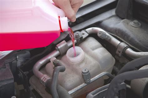 Mechanikas tikrina automobilio variklio aušinimo sistemą