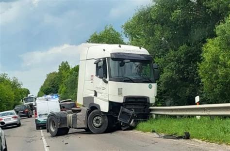 Teminė nuotrauka, vaizduojanti sunkvežimį kelyje