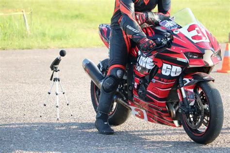 Sunkumo lygio grafika: sudėtingi motociklų manevrai