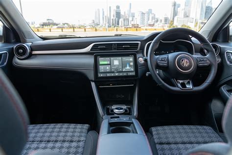 MG ZS EV nuotrauka su erdviu interjeru
