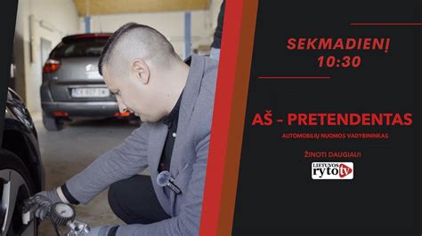 Teminė nuotrauka: besišypsantis automobilių nuomos agentas perduoda raktelius klientui