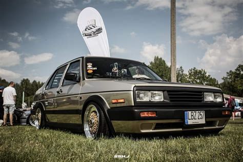 Teminė nuotrauka su automobiliais, stovinčiais kelkraštyje
