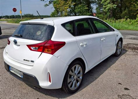 Automobilių parko nuotrauka su naujais TOYOTA AURIS HYBRID ir FORD FOCUS automobiliais