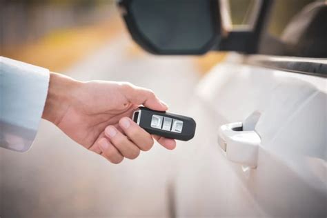 teminė nuotrauka: žmogus bando užvesti automobilį pametęs raktus