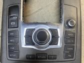 Teminė nuotrauka su Audi A6 C6 interjeru ir navigacijos ekranu