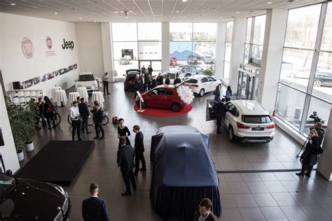 Naujų automobilių salonas su klientais