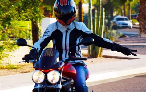 Motociklininkas, laikantis egzaminą aikštelėje