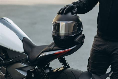 Motociklininkas su pilna apsaugine apranga