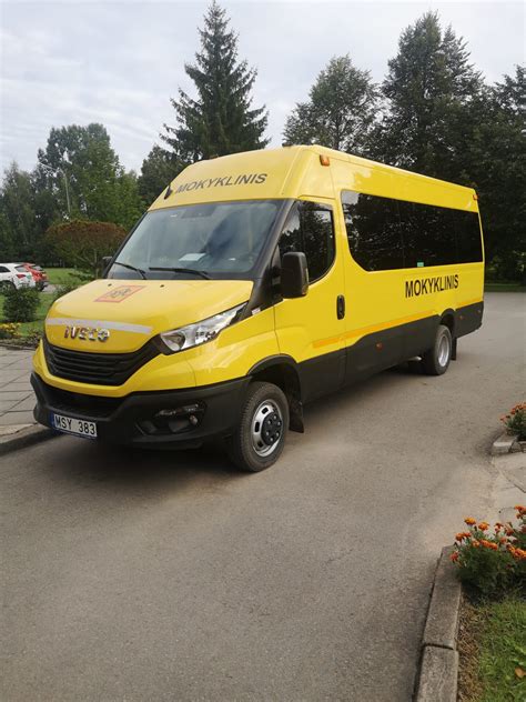Tematinė nuotrauka: sugadintas mokyklinis autobusas po avarijos