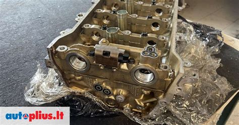 Toyota Prius II kartos variklio skyriaus schema su akumuliatoriais