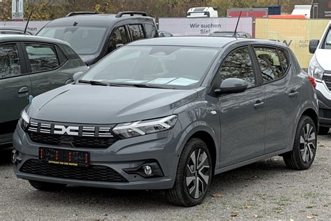 nuotrauka su autovežiu, gabenančiu automobilius Europoje