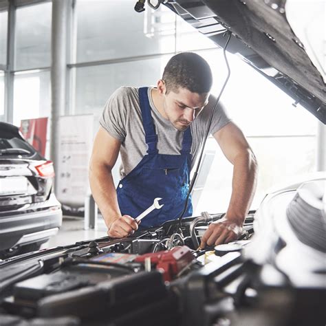 Tematinė nuotrauka: mechanikas taiso automobilį autoservise