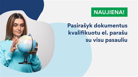 teminė nuotrauka: žmogus, peržiūrintis dokumentus su kelionių atributika