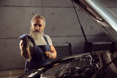 Volkswagen serviso ar techninės priežiūros iliustracija su mechaniku