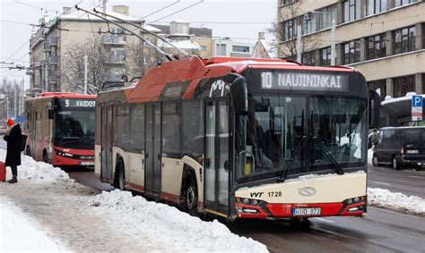 Viešasis transportas užsienio mieste, kur vairuotojai praleidžia troleibusą