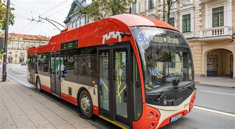 Troleibuso salonas, su keleiviais ir užrašu 