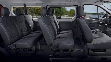 Naujausio Renault Trafic modelio eksterjeras: vertikalios radiatoriaus grotelės ir C formos LED žibintai