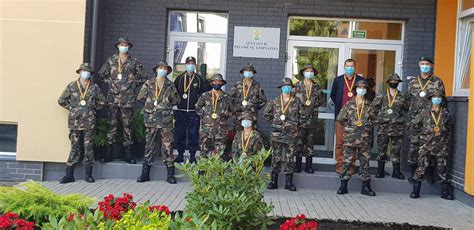 Komandosų grupė su juodomis uniformomis ir balaklavomis