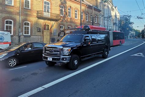 automobilis atlieka posūkį