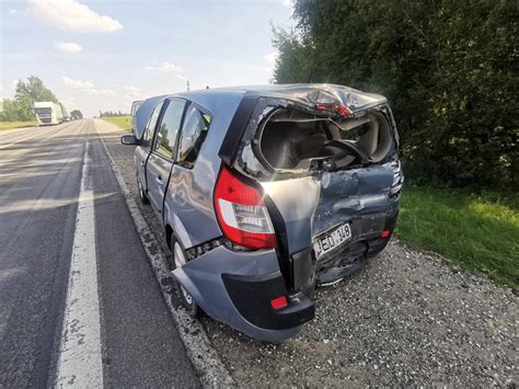 Teminis nuotrauka: sugedęs automobilis kelyje ir automobilis-vilkikas