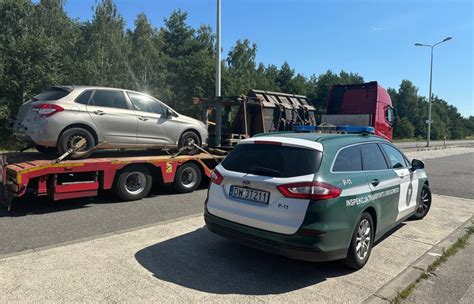 Du vairuotojai, aptariantys maršrutą sunkvežimio kabinoje