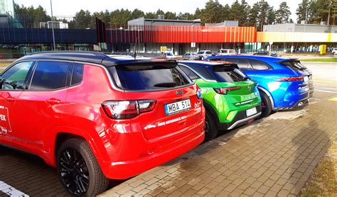 automobilis kelyje, rodantis posūkį