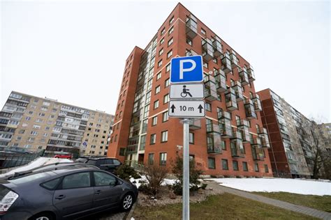Informacinė grafika apie padidintas baudas už parkavimą neįgaliųjų vietose