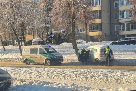 Teminė nuotrauka: vairuotojas, stebintis prietaisų skydelį su degalų sąnaudų rodmenimis