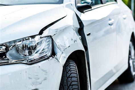 automobilis važiuojantis per lietų, prastos matomumo sąlygos