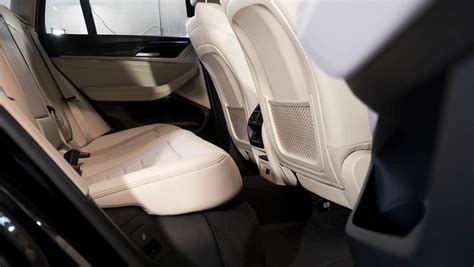 Automobilio salono vaizdas su nulenkiama keleivio sėdyne