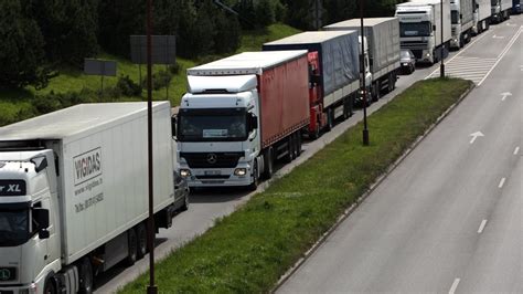 Teminė nuotrauka: kelias ir sunkvežimis, simbolizuojantis darbo galimybes transporto sektoriuje