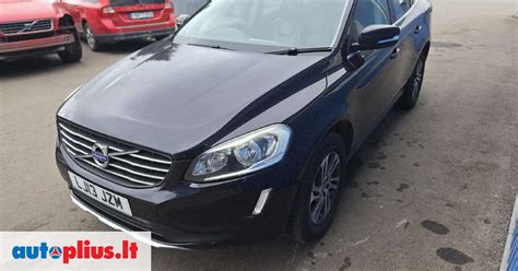 Nuotrauka su įvairiais Volvo modeliais, pabrėžiant saugumo svarbą
