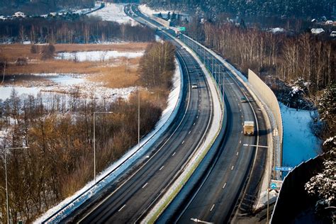 Teminė nuotrauka: keliai ir automobiliai/sunkvežimiai