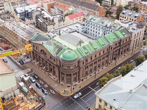 Teminė nuotrauka: banko pastatas ir automobilis
