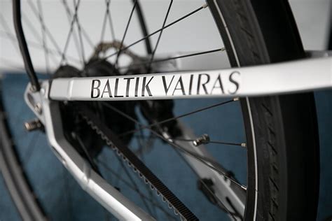 Teminė nuotrauka su dviračiais ir „Baltik Vairo“ logotipu