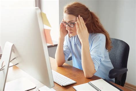 Teminė nuotrauka: žmogus, peržiūrintis automobilio dokumentus prie kompiuterio
