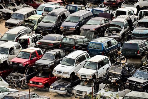 Tematinė nuotrauka: eksploatuoti netinkamų automobilių perdirbimas