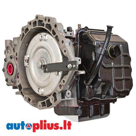 mechanikas atliekantis automatinės pavarų dėžės diagnostiką