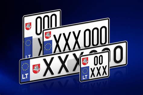 automobilio numeriai su zaliais simboliais ant balto fono