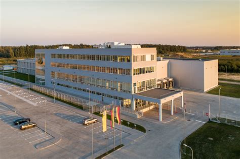 Administracinis pastatas su iškaba 