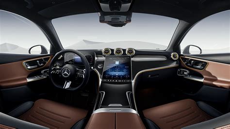 Tesla automobilio interjero nuotrauka su dideliu centriniu ekranu