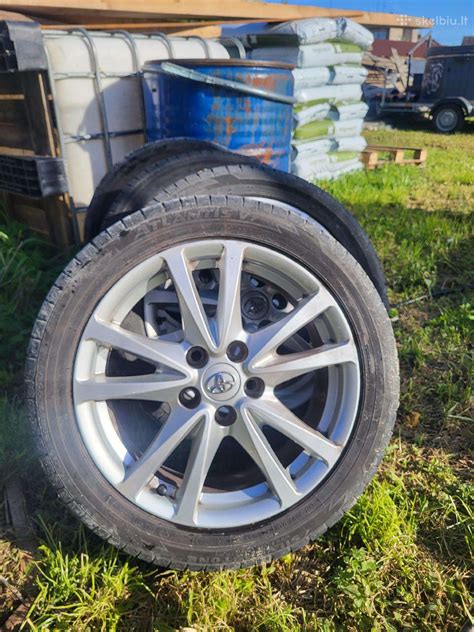 Toyota Avensis su lengvojo lydinio ratlankiais